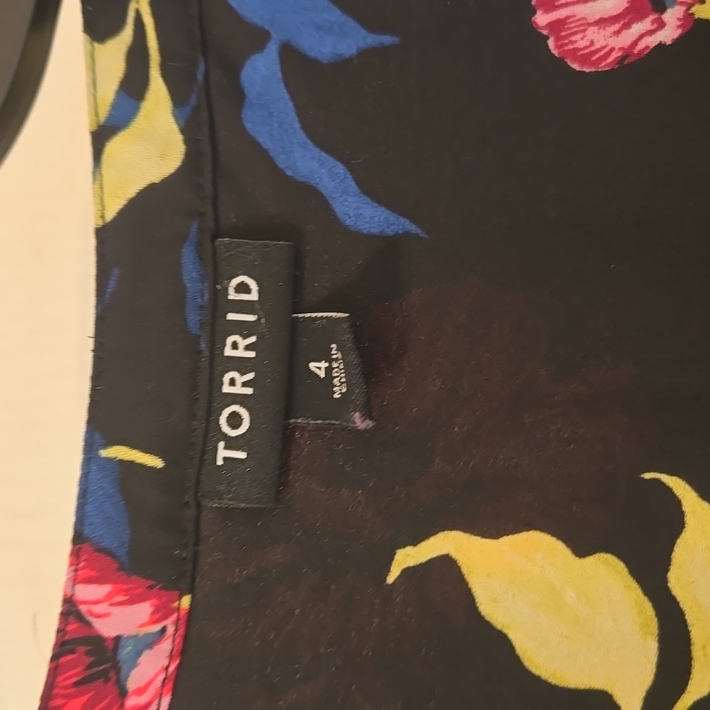 Torrid Black With Floral Print 3/4 Sleeve Top Size 24 - Picture 2 of 10